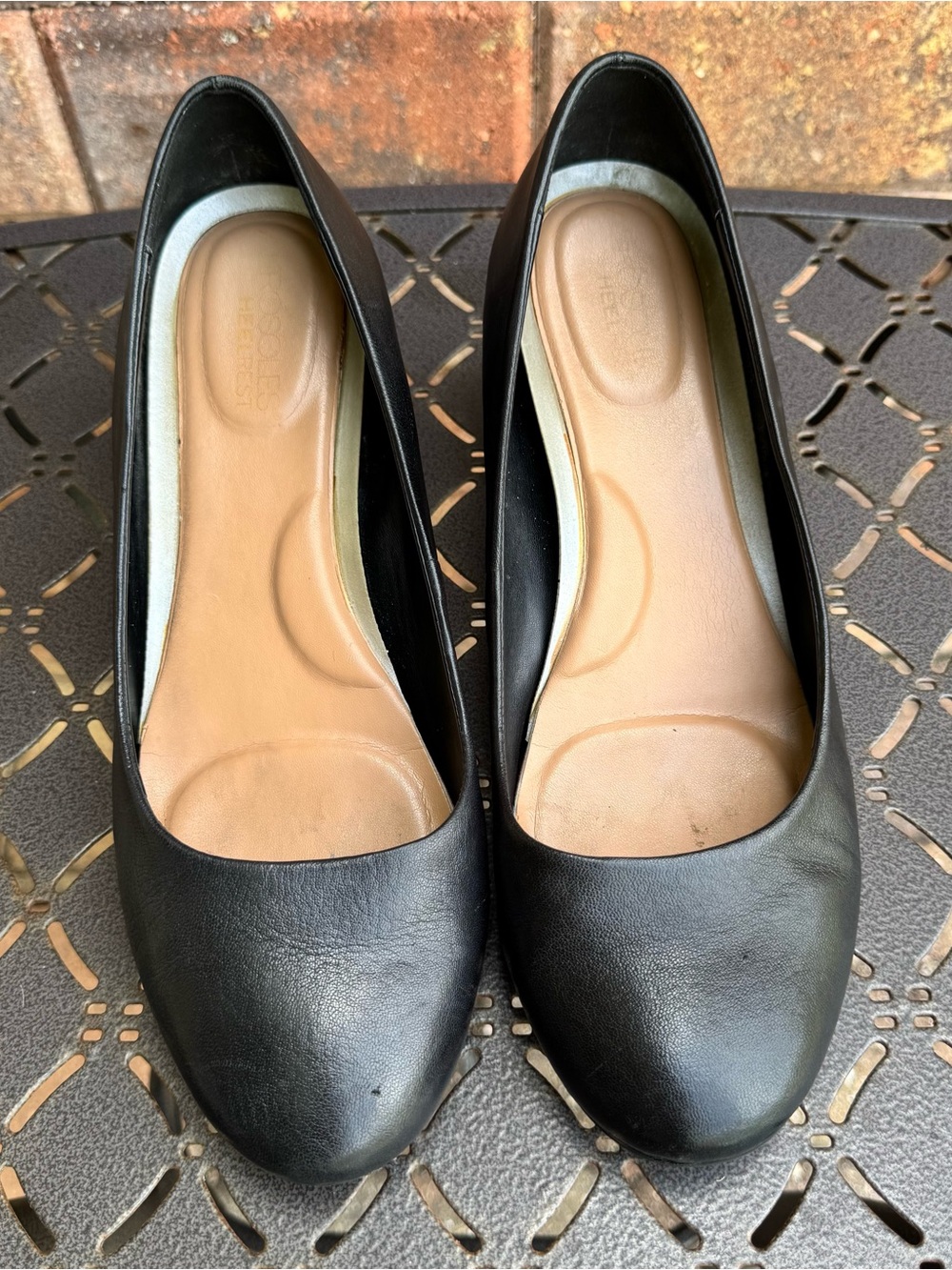 AEROSOLES Black Leather Rounded-Toe Pumps